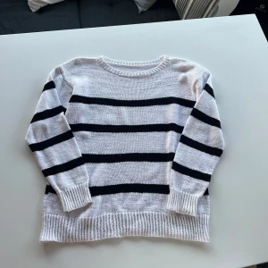 Stickad tröja  - Randig stickad tröja utan defekter. Stör ingen storlek men passar xs-m beroende på hur man vill att den ska sitta. Kolla gärna in mina andra annonser, vill du köpa flera varor så får du bra paketpris!