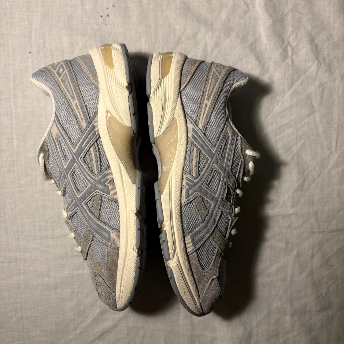 Grå Asics sneakers med mesh och mocka - 2