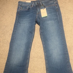 Pepe Jeans bootcut Piccadilly blå - Super snygga helt oanvända pepe jeans! Dom passar super bra på mig som är 1,70 och är i en super fin blå färg.