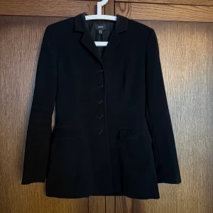 Kavaj  - Lång kavaj från Mexx. Fickor. 4 st knappar på varje ärm som dekoration. 