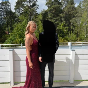 Röd balklänning  - Säljer nu min älskade älskade balklänning🥹🙌🏼 Från Dressroomstudio (Fd Dressroom linne) i strl 36. Endast använd på baldagen, och är i nyskick. Nypris är 4990kr. Jag är 171 cm lång och den är uppsydd lite lite grann. Pris är absolut diskuterbart vid snabb affär, då den bara hänger i garderoben och tar plats! 💓Skriv om du har frågor🤗🤗