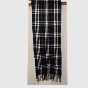 Burberry vintage halsduk - En vintage burberry halsduk till salu. Finns fler modeller på min sida. Allt är äkta men äldre kollektioner dvs vintage kollektion. Finns olika material. Vissa är kashmir, vissa är fårull och vissa är 50%/50%