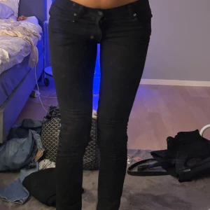 Svarta skinny jeans från Cheap Monday - Svarta jeans från Cheap Monday med klassisk femficksdesign och silverfärgade nitar. Modellen är tight och skinny med normal midja. Jeansen är i stretchigt material för en bekväm passform och har Cheap Monday-logga på bakfickan.