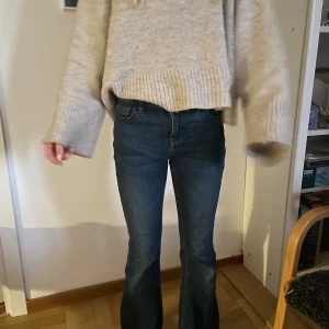 Lindex flare strl 152 - Snygga blå jeans med bootcut-modell och låg midja. Jeansen har klassisk femficksdesign och är tillverkade i ett stretchigt denimtyg som sitter skönt. Perfekta för dig som gillar en retroinspirerad look med utsvängda ben.