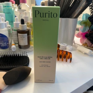 Purito Oat In Calming Gel Cream - Purito Oat In Calming Gel Cream är en ansiktsgel med havreextrakt som lugnar och återfuktar huden. Kommer i en stilren grön och beige förpackning på 100 ml. Perfekt för dig som vill ha en lätt och svalkande kräm i din hudvårdsrutin.