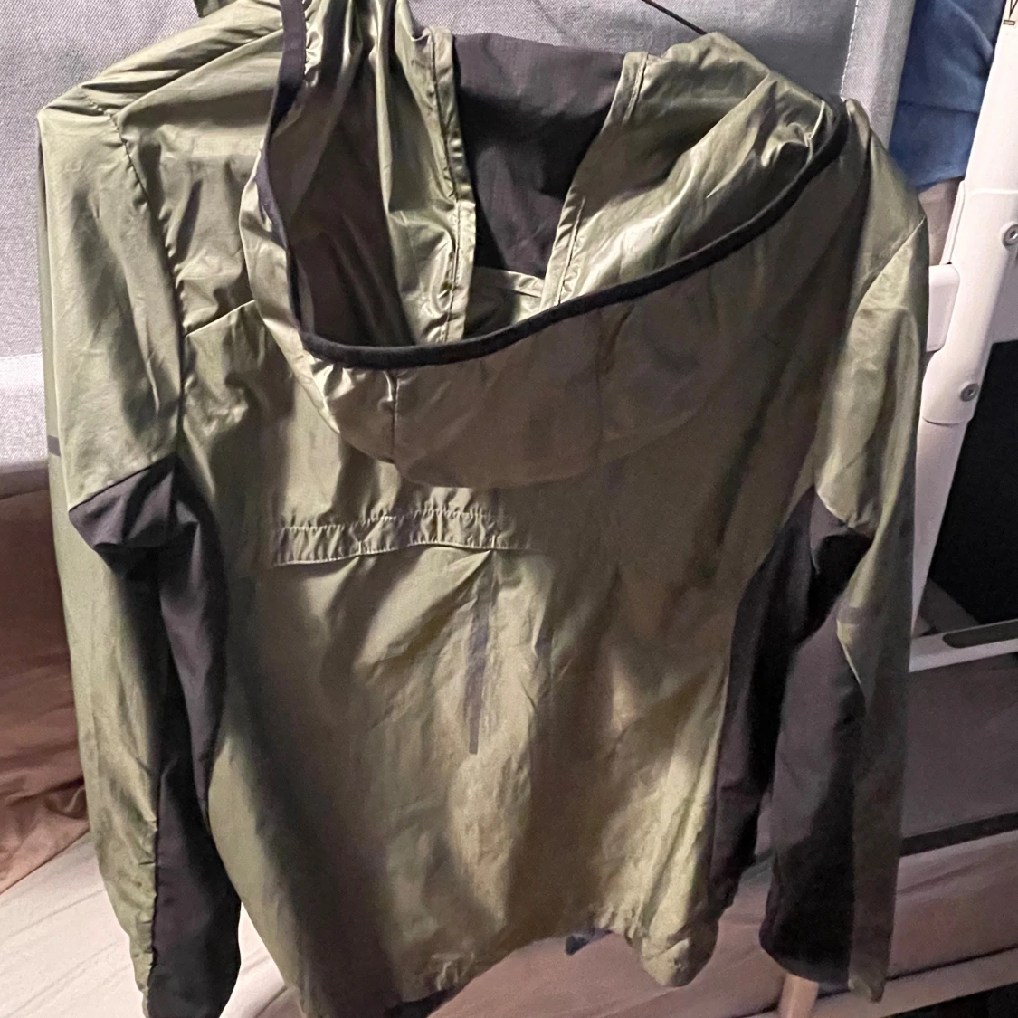 Grön vindjacka med huva från SOC - 1