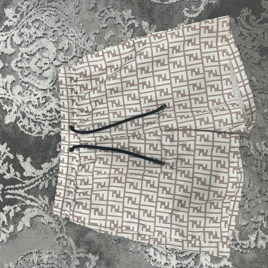 Beige och vita Fendi shorts med logomönster - 1