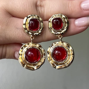 Guldörhängen  - Fina guldörhängen med vinröda stenar! Erbjuder 20% rabatt vid köp av två varor🫶🏼