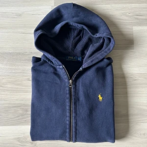 Marinblå Ralph lauren zip - Mörkblå Ralph lauren zip hoodie | Skick 9,5/10 - mycket bra | inga defekter eller tecken på användning | Storlek - M | Retail pris - 2200kr | hör av er vid frågor eller funderingar 🙌