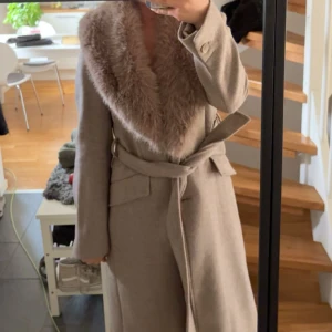 Beige kappa med fuskpäls och bälte - Skitsnygg lång kappa med avtagbar päls, perfekt nu inför hösten, endast använd en gång, nypris 1300 från Zara. Skriv för frågor och intresse🩷
