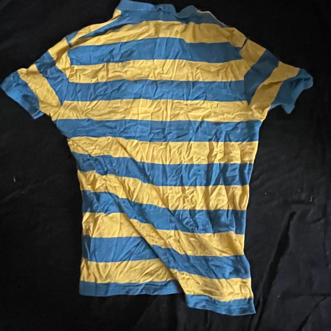 Randig blå och gul pikétröja - 1