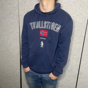 Scandinavian Explorer hoodie - Riktigt skön Scandinavian Explorer ”Trollstigen” hoodie | Strl: L (passar M) | Skick: 9/10 (en defekt, se sista bild) | Modellen är 175, väger 80 | Nypris: ca 2000kr | Hör av er vid frågor och funderingar!