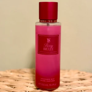 Victoria’s Secret Berry Brulee Fragrance Mist 250ml - Berry Brulee från Victoria's Secret, 250 ml. Limited edition. Knappt använd, vilket syns på bild. Givetvis förvarad mörkt och svalt. Kommer i originalförpackningen.