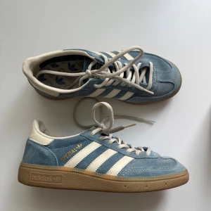 Adidas Spezial blå sneakers mocka - Säljer ett par Adidas Spezial sneakers i ljusblå mocka med vita detaljer. 