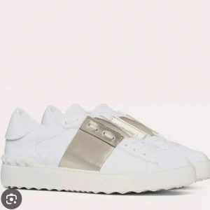 Valentino Open sneakers vit/guld - Säljer nu mina valentinos, helt okej skick! Kom privat för egna bilder på dom!