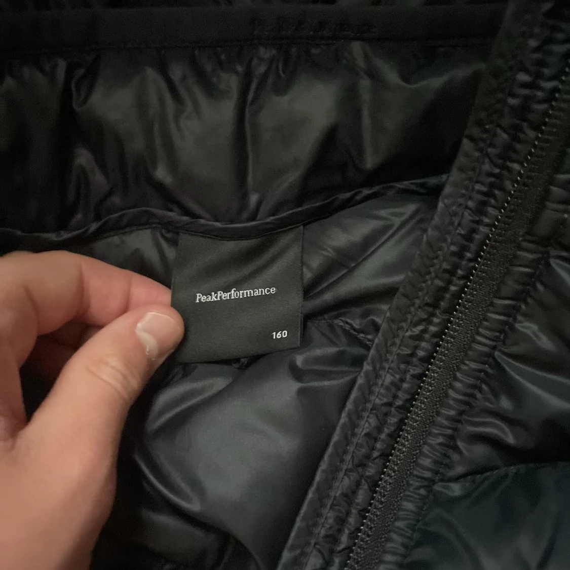 Svart dunjacka Peak Performance 160 - 1