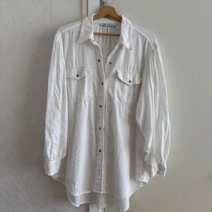 Vit bomullsskjorta från Zara - Vit skjorta från Zara i oversized modell med långa, lite puffiga ärmar. Så så fin såväl öppen som stängd!