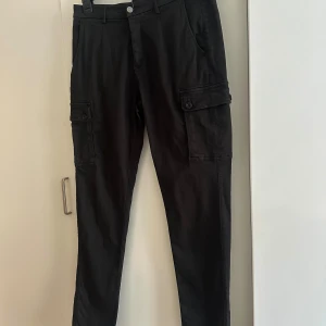Svarta hyperFlex byxor från replay - Svarta byxor med fickor vid sidan. Bra skicka, använda 1 gång.