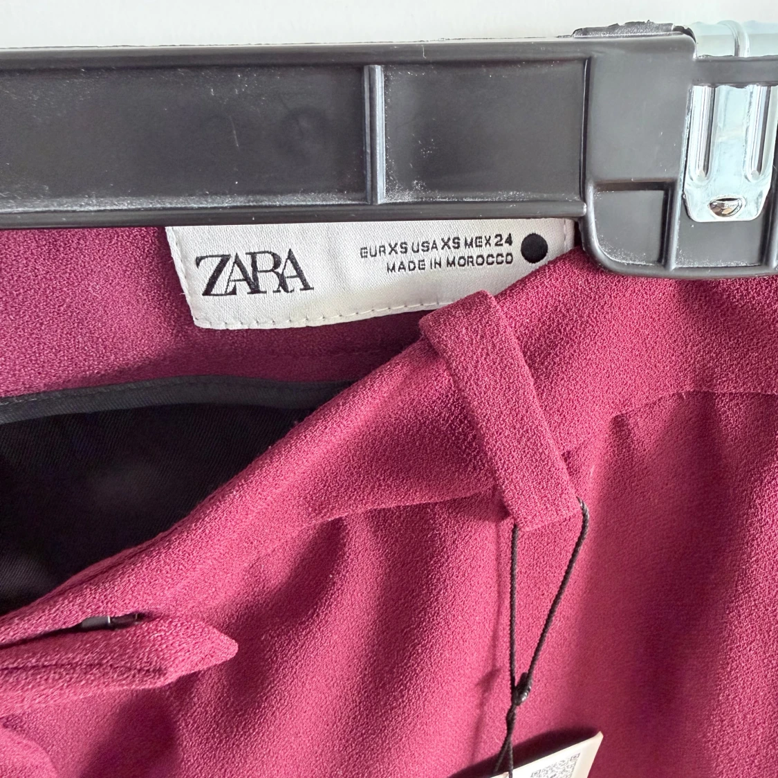 Vinröda kostymbyxor från Zara XS - 2