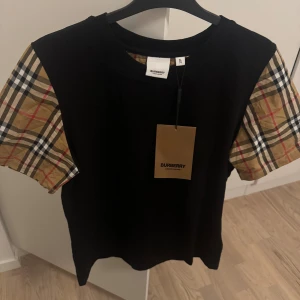 Burberry t-shirt - Svart t-shirt från Burberry den är helt ny inte använt en ända gång prislapparna är även kvar på tröjan storlek XL men den passar mer som L