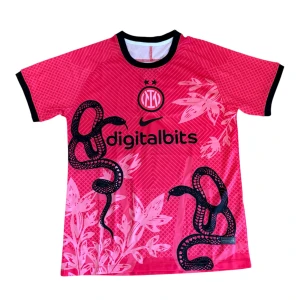 Inter Milan x Nike rosa fotbollströja - Inter Milan x Nike fotbollströja i stark rosa med svarta detaljer och tryck. Tröjan har korta ärmar, svart krage och muddar, samt coolt ormmotiv och blommor på framsidan. Tillverkad i lätt och ventilerande polyester, perfekt för match eller träning.