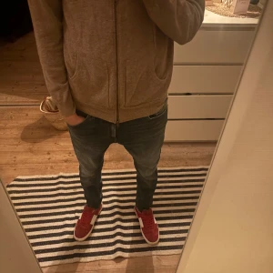TIGER OF SWEDEN jeans   - Säljer ett par HELT NYA slim fit jeans från tiger of Sweden, dem är köpta på zalando för 1620 och jag säljer dem endast för 999, pris kan diskuteras!!!
