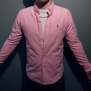 RALPH LOUREN SKJORTA - Säljer nu min feta Ralph Louren skjorta i riktigt bra skick! Storleken är M men sitter som S! Bara att skriva vid funderingar! 