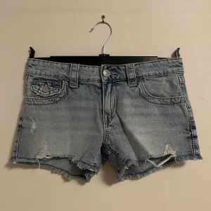 Jeansshorts - Jag har köpt shortsen på Gina Young och storleken är 158, dom är använda en gång. 