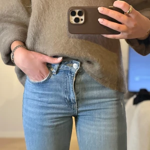 Ljusblå jeans med slitning - Säljer dessa super snygga jeans från Gina i storlek 34. Perfekta i längden för mig som är 170. Byxorna är i ett mycket fint skick och använda max 10 gånger. 