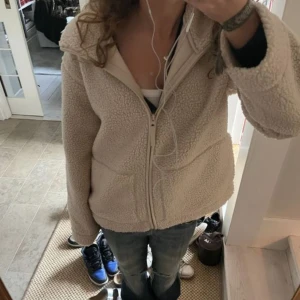 Teddyjacka - Beige teddyjacka från H&m. Storlek M men sitter bra på mig som bär S. Hör gärna av er vid frågor