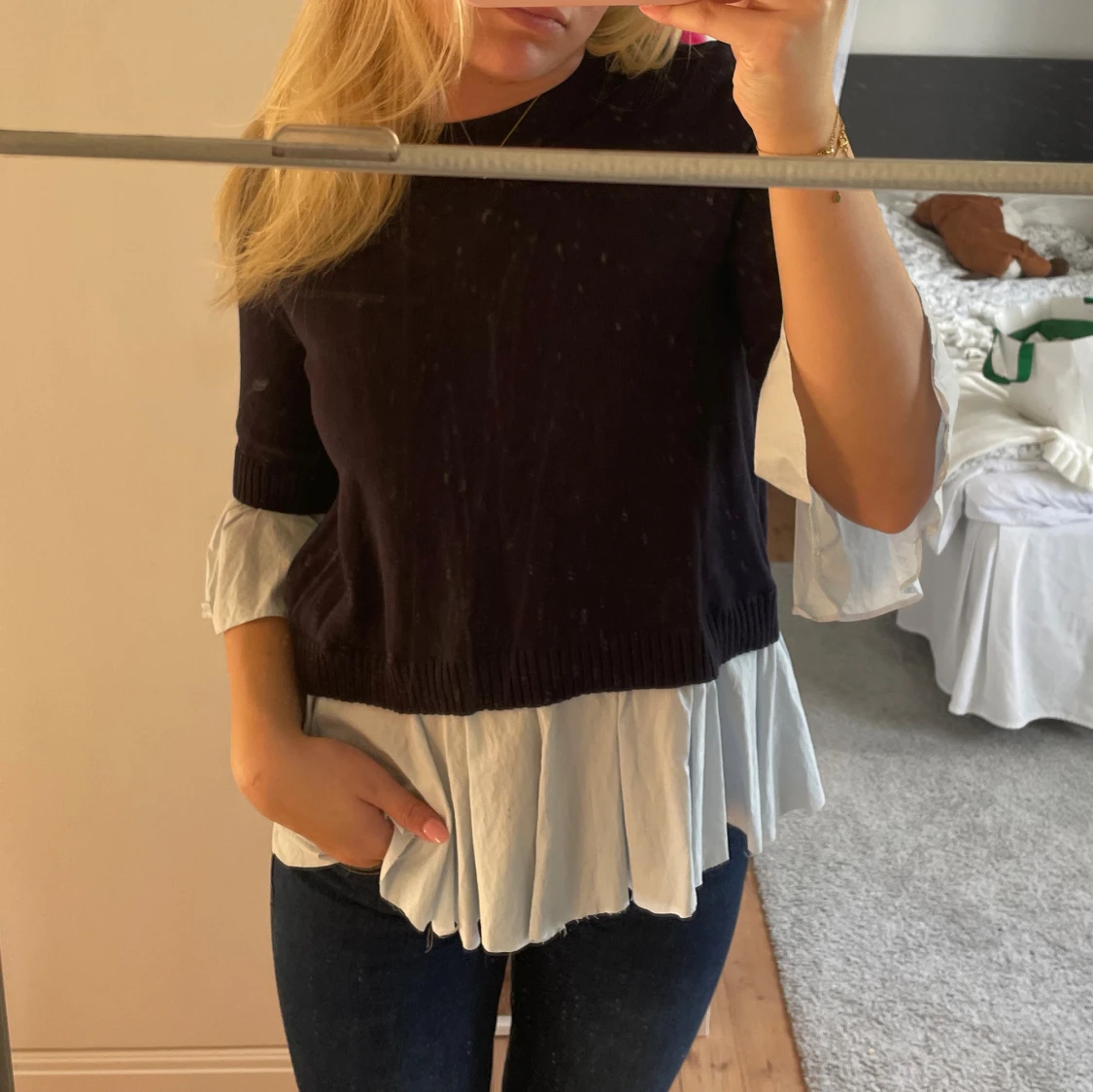 Svart tröja med volangdetaljer - 2