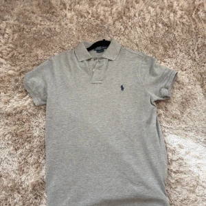 ralph lauren pike  - skick 10/10 som ny| modell custom fit| storlek s| pm för mer info