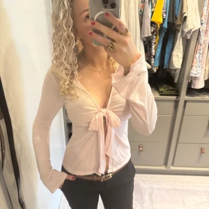 Topp - Populär topp från Gina tricot, endast använd en gång. Superfin till utelvällar eller andra tillfällen! 