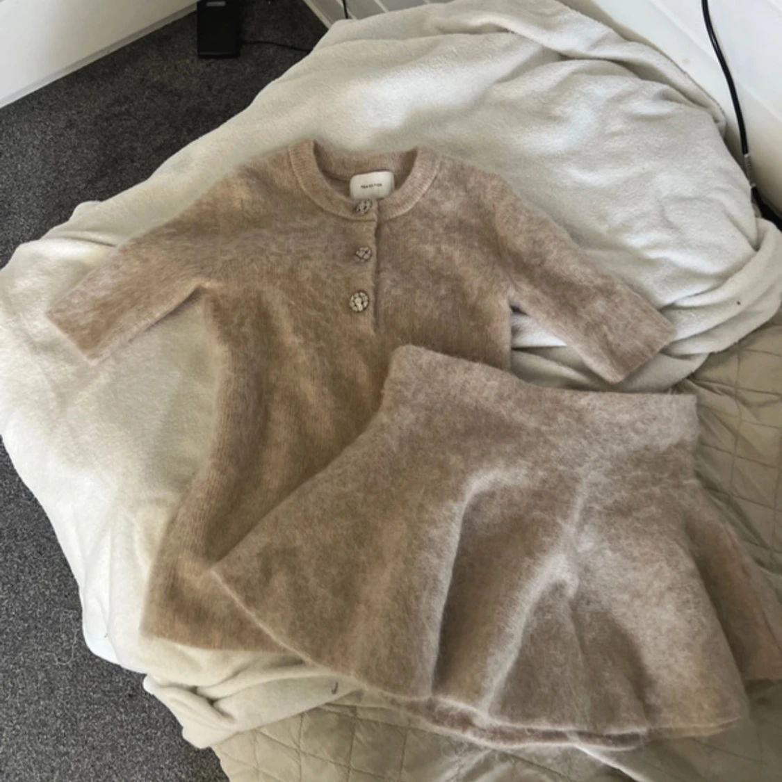 Beige stickad tröja och kjol med pärlknappar - 2