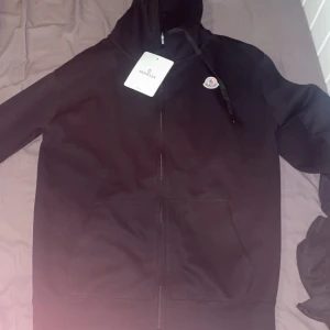 Svart hoodie från Moncler med dragkedja - Helt ny kan sänka vid snabb affär 