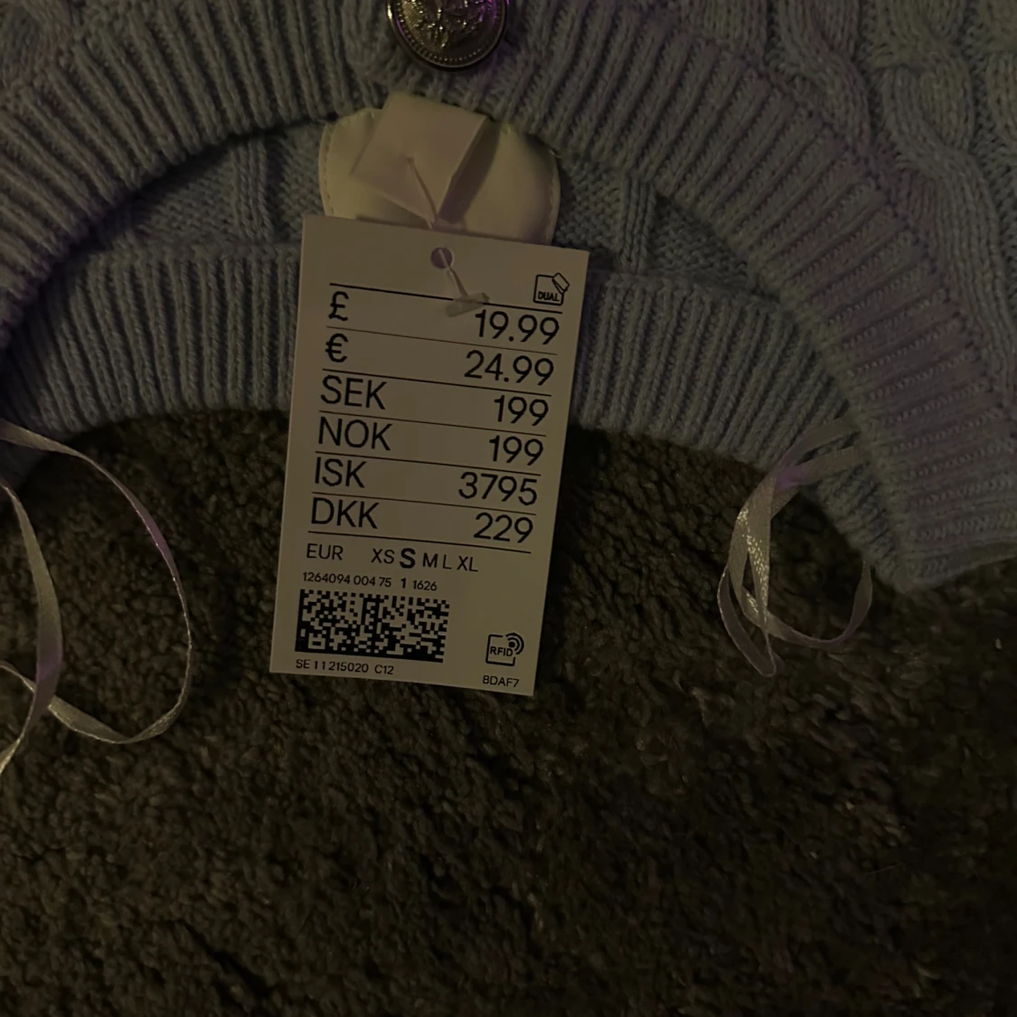 Ljuslila kabelstickad kofta med knappar - 1