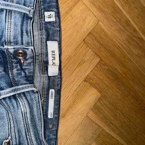 Replay Anbass slim fit jeans blå - Säljer nu dessa riktigt snygga Replay Anbass jeansen. Skick 9/10 då jag bara testat dem en gång. Storlek W29 L32. Kom dm för fler bilder eller frågor!