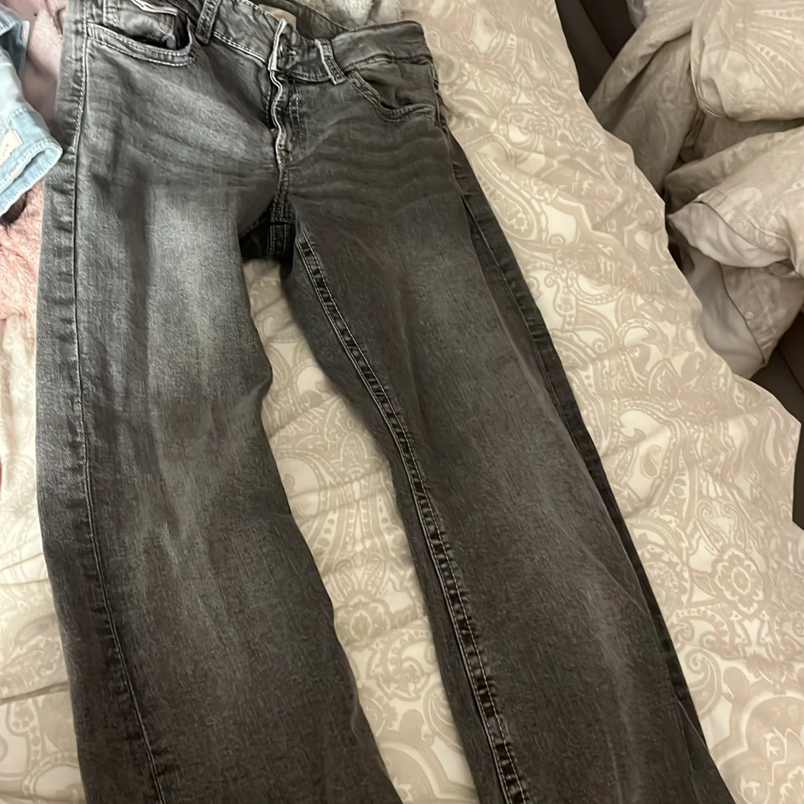 Grå jeans med broderade bakfickor - 3