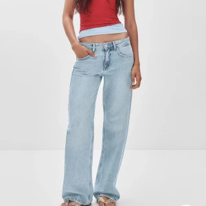 Low waist jeans - Säljer ett par ljusblåa low waist baggy jeans från pull and bear. Jeansen är helt nya med prislapp kvar!