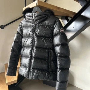 Svart Colmar jacka - Säljer nu min älskade colmar jacka som är i dun, den har även en pälskrage som är avtagbar om man vill. Jackan är i storlek 42 men skulle säg att den motsvarar en XS/S som man kan se på bilderna, då jag brukar ha storlek XS/S. Jackan är använd en vinter och en höst, den är i bra skick men se bilder för att se exakt. (Hör av er vid intresse och för mer info och bilder) Köpt för 6000 kr.