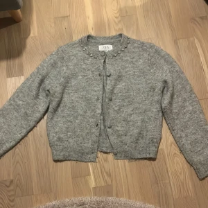 Grå kofta med pärldetaljer från Zara - stickat kofta från zara💞storlek 152
