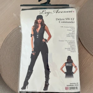 Swat polis kostym för halloween. - Perfekt kvalitet men utan taggar. Kommer i samma påse som den blev köpt i. Jätte bra för övrig utklädnad eller halloween. Pris kan absolut diskuteras men nypris är 899kr🥰