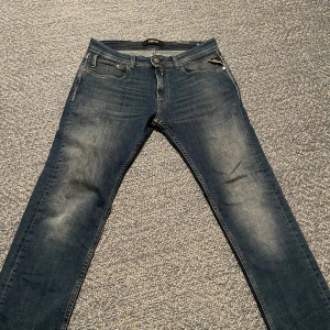 Replay jeans - Ett par feta replay jeans knappt använda stolek W28 L32 