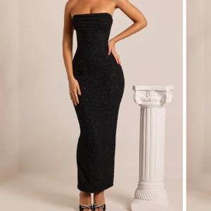 Oh polly klänning - Använd bara en gång, säljer den då den inte kommer till användning, köpte den för ca 1400 kr. Perfekt till balen eller något likande 