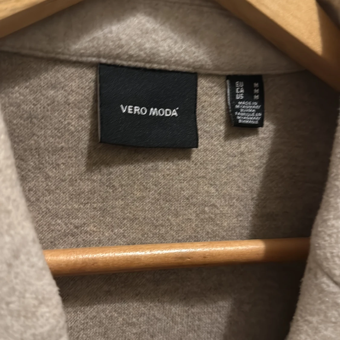 Beige kappa med bälte från Vero Moda - 1