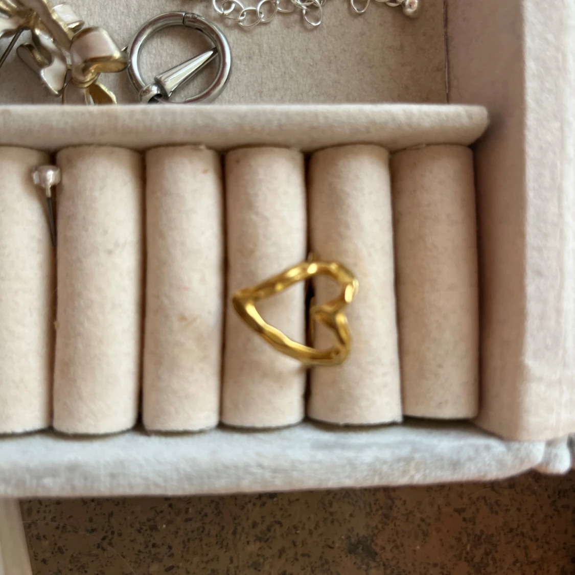 Guldig hjärtformad ring - 2