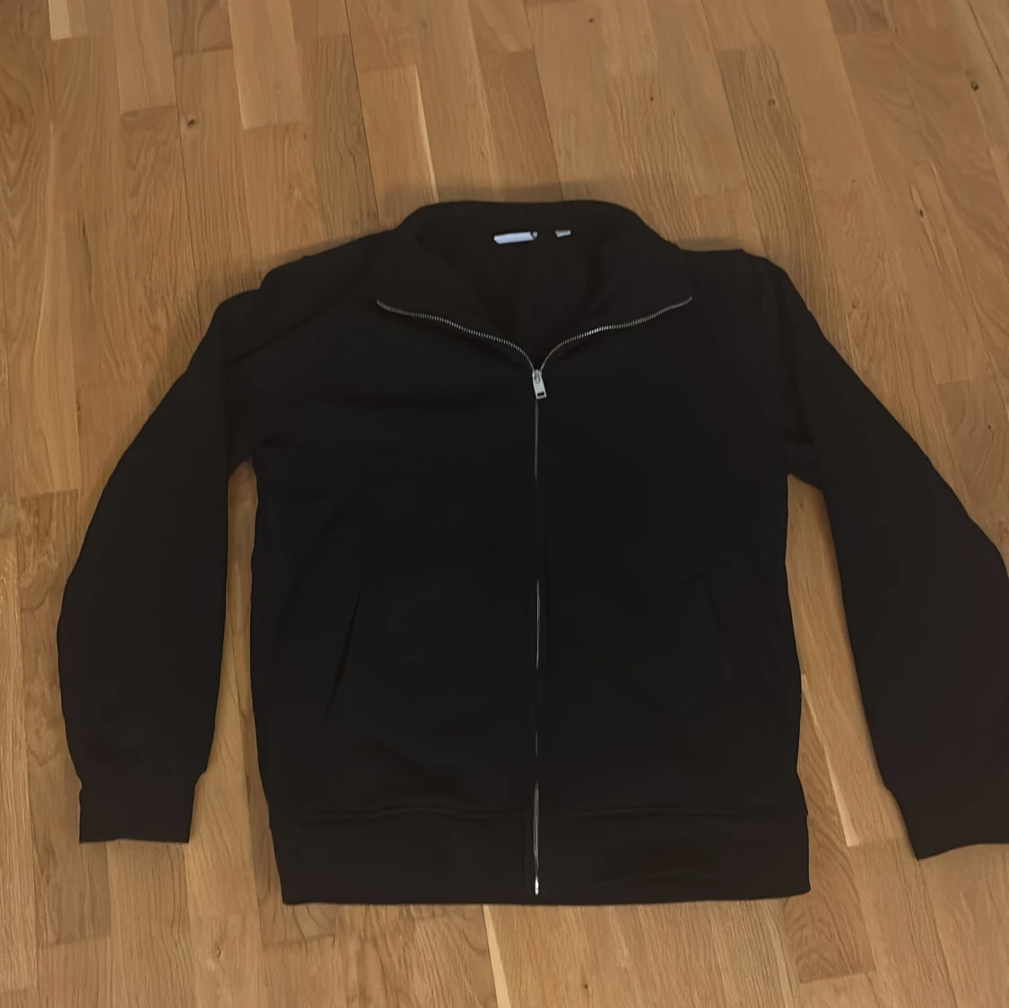 Svart zip-kofta från MNG