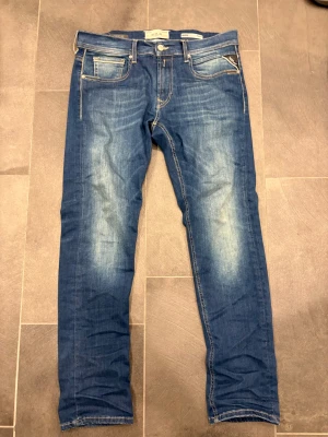 Mörkblå replay jeans  - Säljer dessa jeans då de blivit för små. De har inga  tecken på användning, och är i storleken L:30 W:30. De är modellen Grover och är hyperflex. Hör av er vid minsta fundering!💫