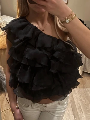 Organza frill top - Perfekt festtopp, slutsåld från Gina tricot, prislapp kvar, nypris 399❤️