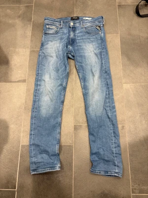 Ljusblå replay jeans - Säljer dessa sköna replay jeans ifrån modellen Grover. De är i 10/10 skick och säljer pga att de är för små. De är i storleken L:30 W:29. Hör av er vid minsta fråga!💫